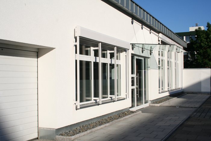 Weiße Fassade des Hauses Winterhuder Weg 80 mit großen Fenstern