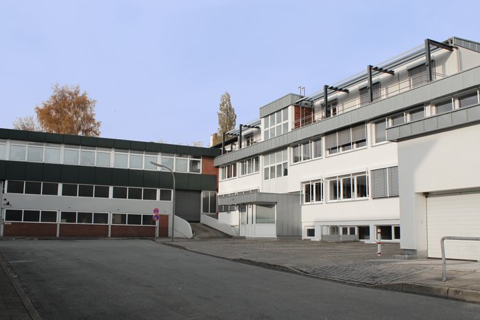 Haus Winterhuder Weg 82/84 mit weißer Fassade und Terrasse im Hof