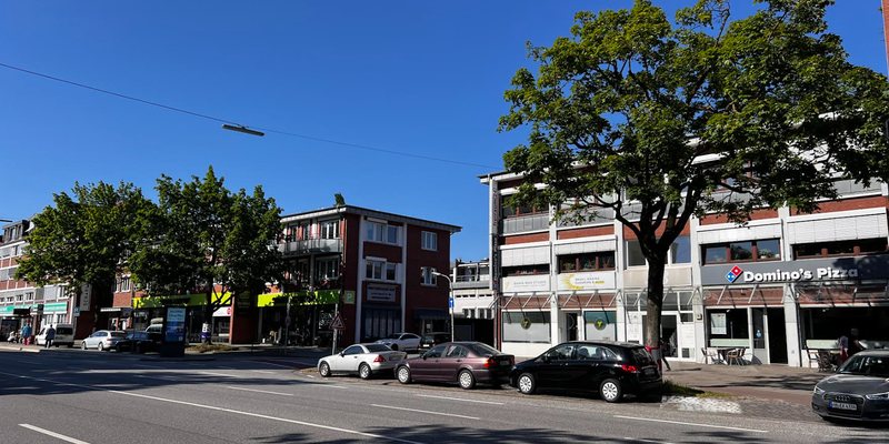 Häuser des Winterhuder Hofs am Winterhuder Weg mit Bäumen, Ladenflächen im Erdgeschoss und Büros darüber